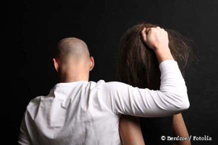 Mann hält eine Frau an den Haaren fest © Benicce / Fotolia