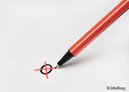 Stift macht ein Kreuz auf einem Wahlzettel © Friedberg