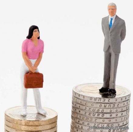 Miniaturfiguren einer Frau und eines Mannes stehen auf einem kleinen bzw. großen Stapel Euromünzen © Gina Sanders / Fotolia