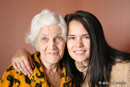 Seniorin und junge Frau © Alta.C / Fotolia
