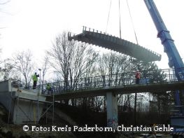 Hier war Präzisionsarbeit gefragt: Brückenelement kurz vor dem Einsatz Bildnachweis: Kreis Paderborn, Christian Gehle